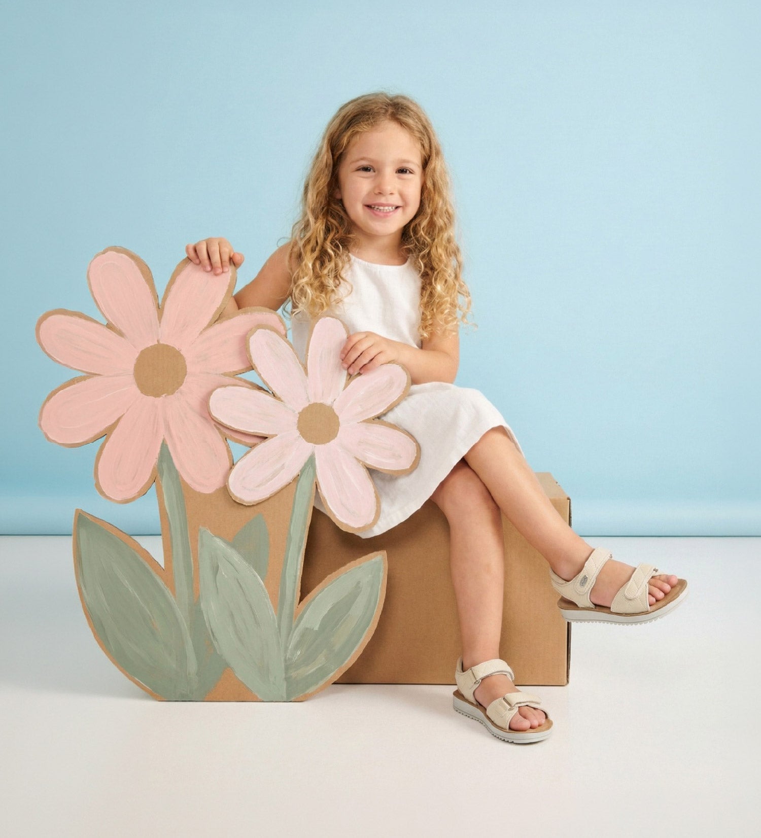 נעלי ילדים צריכות לעמוד בקצב שלהם – קלילות, עמידות ונוחות מהצעד הראשון ועד קפיצה.  הן מגיעות בשלל עיצובים צבעוניים וסוליות מותאמות, עם תמיכה לרגל הגדלה ולפעילות יומיומית.  בין אם זה לגן, לבית הספר או לשחק עם חברים – הנעליים שלנו נותנות להם את הבסיס הכי טוב לגדול עליו. כי כשנוח להם – הם פשוט זזים טוב יותר! - נעלי נמרוד